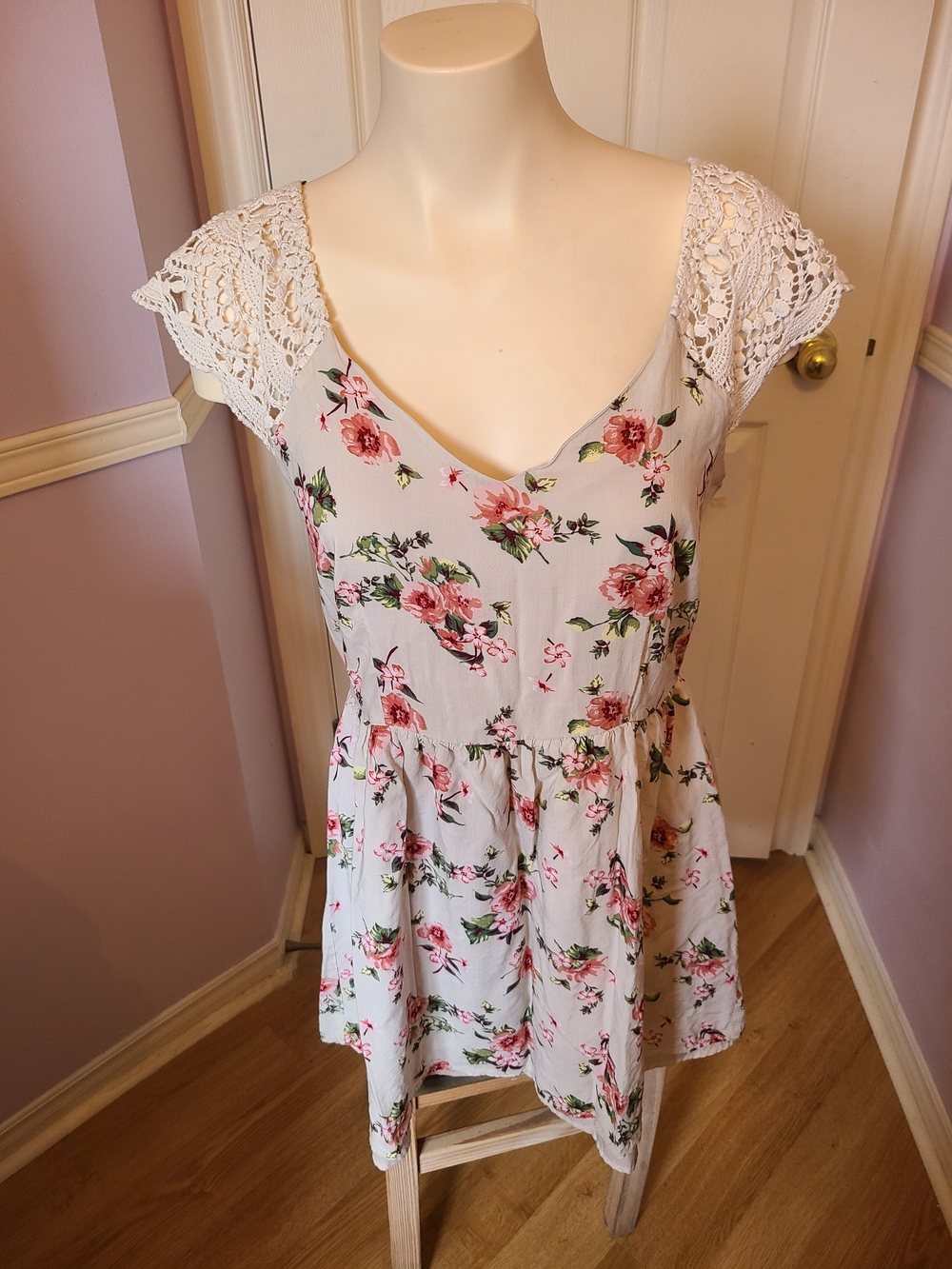 Forever 21 Grey Floral V-Neck Tunic with Crochet Sleeves